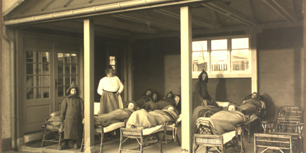 Patienter ved kurskolen på Frederiksberg Hospital hviler sig i den såkaldte liggehal ca. 1915.