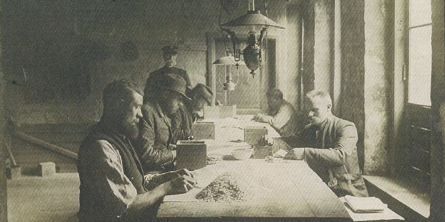 Mænd omkring arbejdsbordet i fattighuset på Howitzvej, ca. 1900.