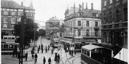 Fire sporvogne mødes i Allégade-krydset ca. 1913.